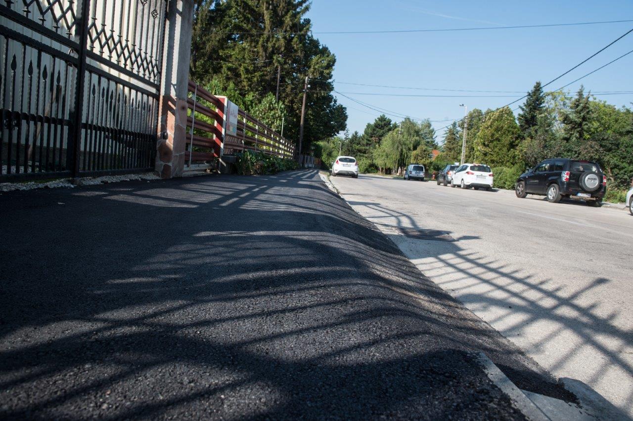 Új járdaszakaszokat adtak át a Máriavölgyben és a Zsolnai úton