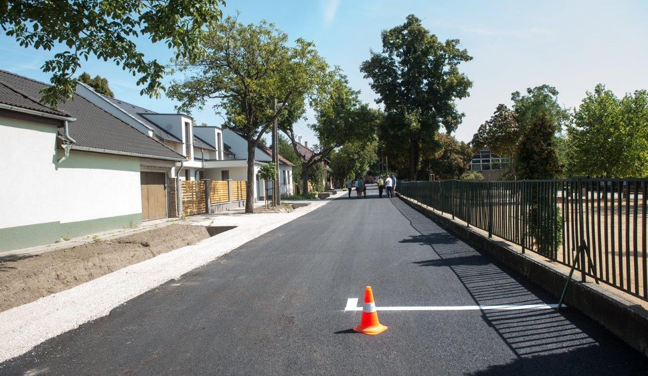 Megújult az Előd utca útburkolata – parkolóhelyeket is kialakítottak az utcában