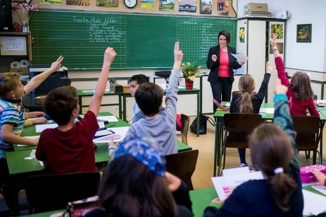 Átlagosan 3,4 százalékkal emelkedik a tanárok bére