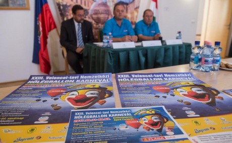 Bohócfejes ballon is repül majd Székesfehérvár fölött