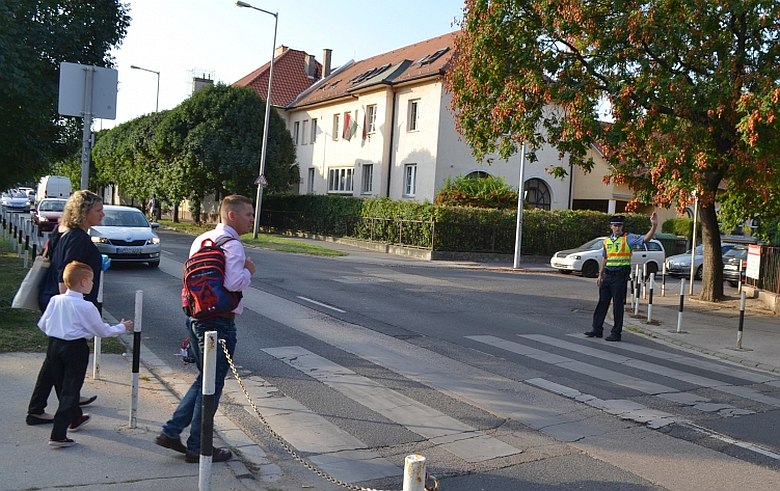 Idén is rendőrök segítik a közlekedést az iskolák környékén