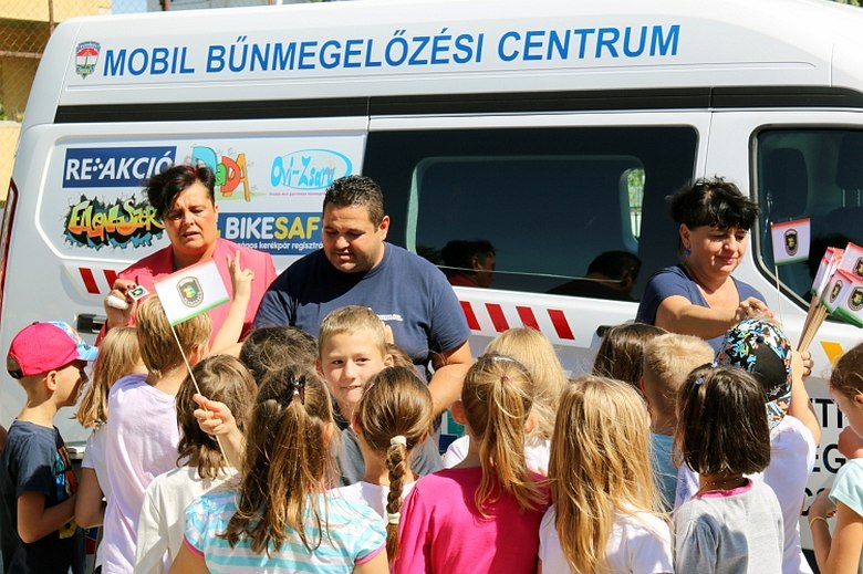 A kisiskolásokat látogatják megyeszerte a rendőrök - ma a Széna téren voltak