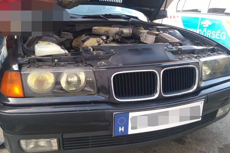 Hamis rendszámmal, jogosítvány nélkül közlekedő BMW-st kapcsoltak le