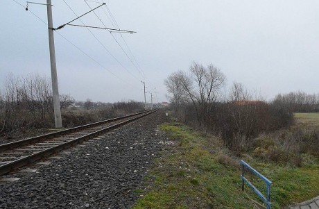 Rendőrök mentettek le egy fiatal férfit a sínekről a Székely utcánál