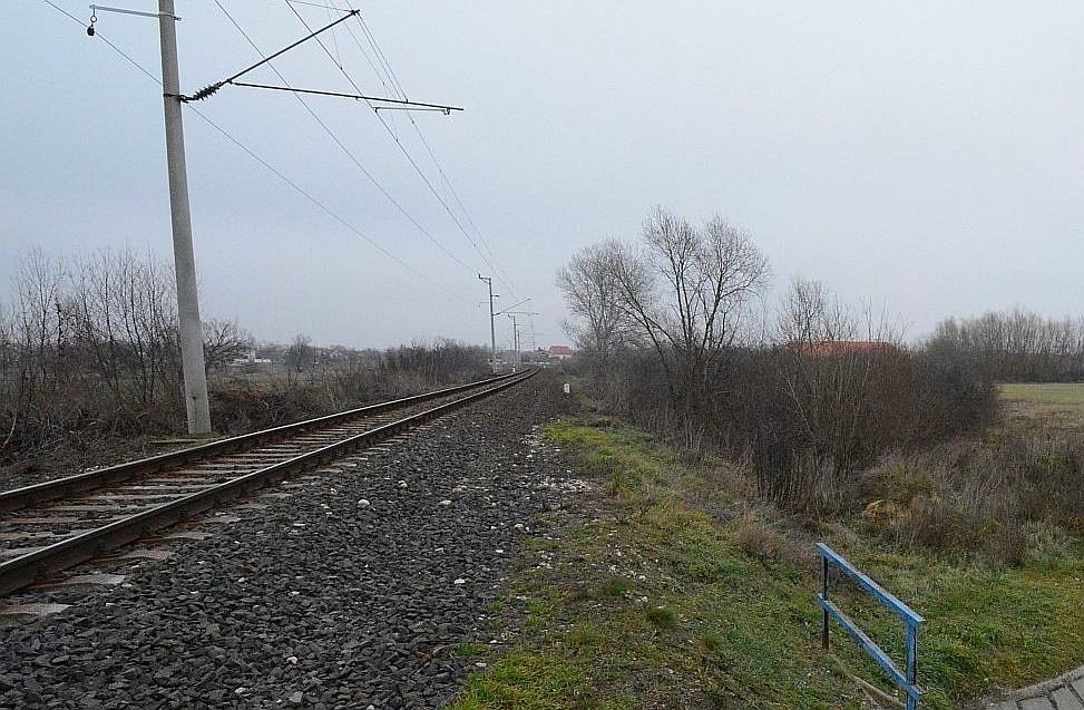 Rendőrök mentettek le egy fiatal férfit a sínekről a Székely utcánál