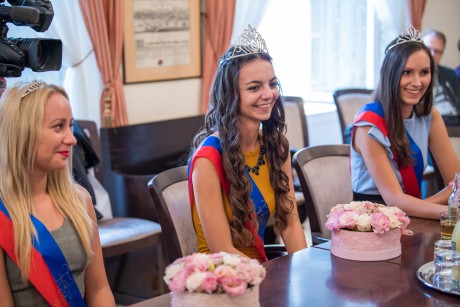 Fehérvár Szépe és udvarhölgyei a Városházán