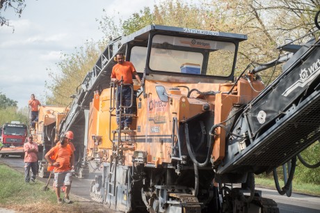 Elkezdődött a felújítás a Sárkeresztúri, a Balatoni és a Kőrösi úton