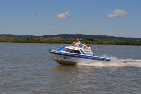 Két embert mentettek ki a rendőrök a viharos szélben a Velencei-tóból