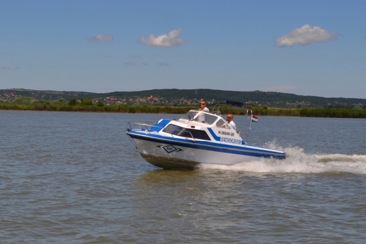 Két embert mentettek ki a rendőrök a viharos szélben a Velencei-tóból