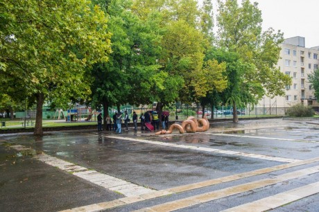 Folytatódik a Salétrom utcai sétány építése – az iskola előtti tér is megújul