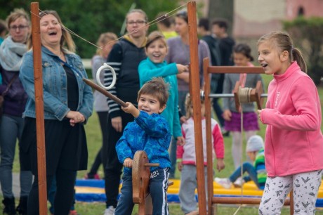 Borlopással és lovaskocsis felvonulással mulattak Maroshegyen