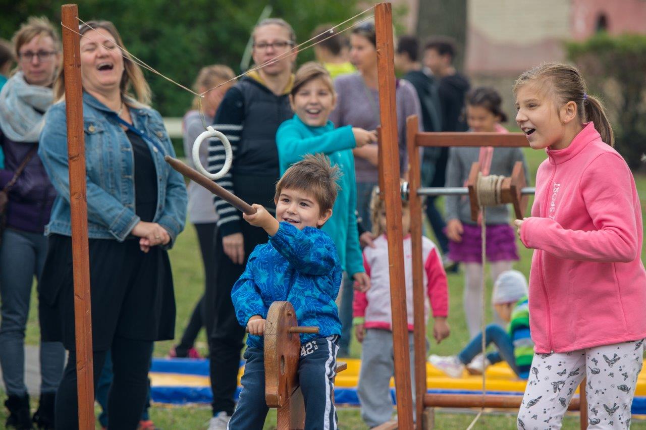 Borlopással és lovaskocsis felvonulással mulattak Maroshegyen