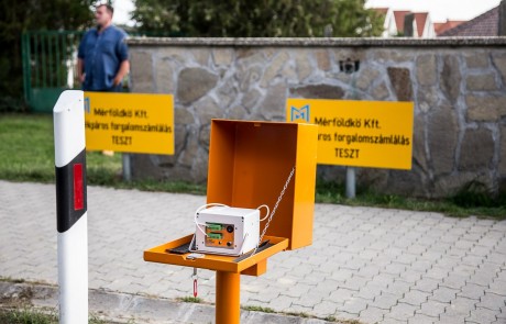 Kerékpárforgalom-számlálót tesztelnek a Velencei-tavi bicikliúton