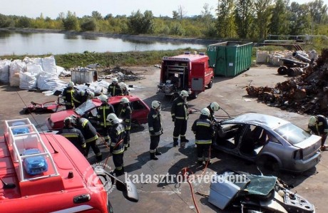 Beszorult sérültek mentését gyakorolták a fehérvári tűzoltók