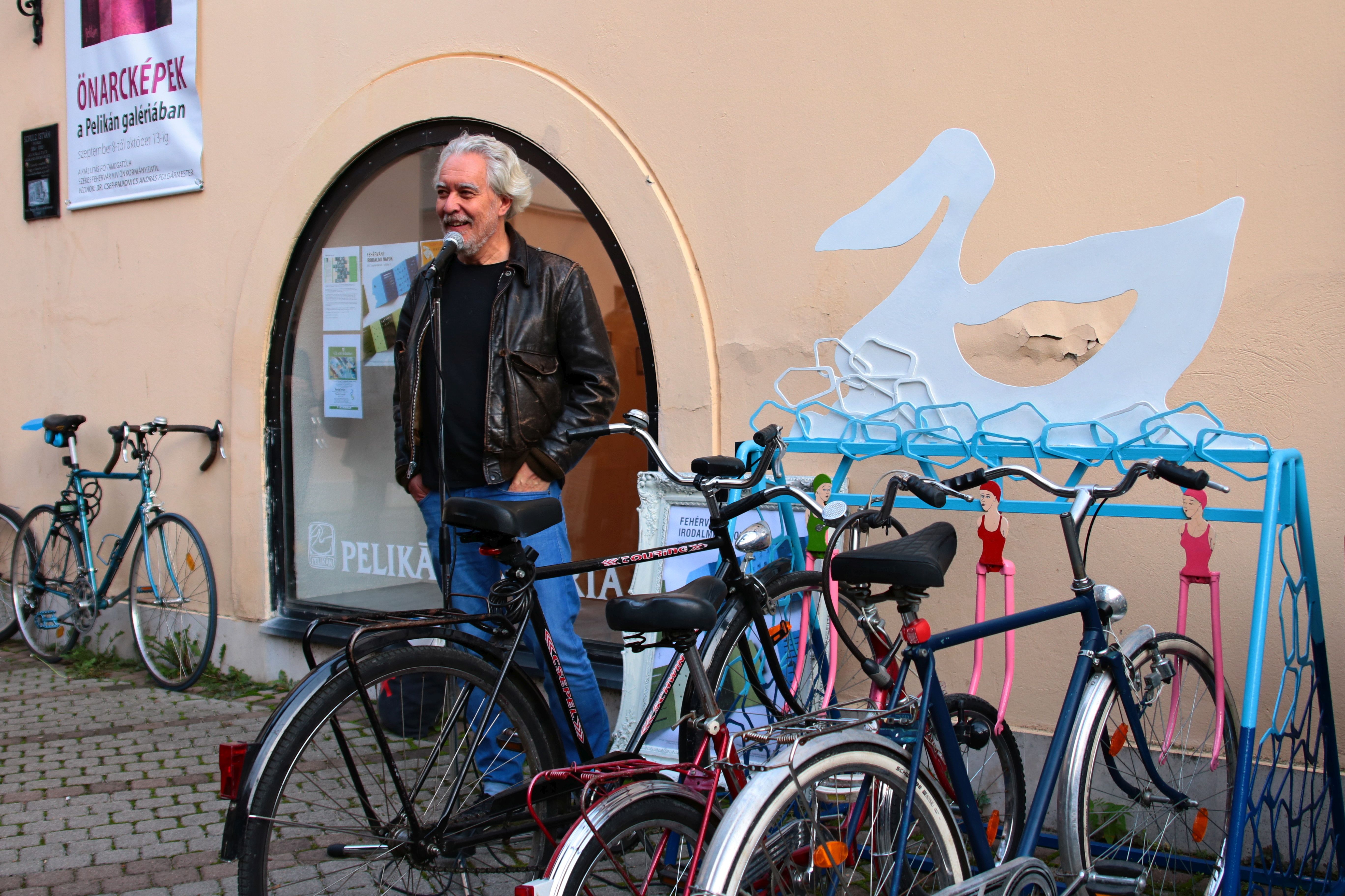 Irodalmi biciklitúra a FIN-en – újraavatták Garami Richárd alkotásait