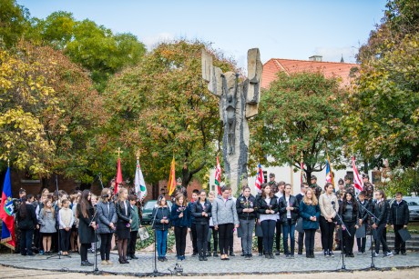 A magyar Golgotára emlékeztek a Corpus Hungaricum szobornál