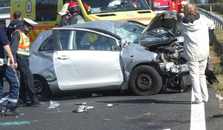 Átrepült a szalagkorláton egy autó az M7-esen