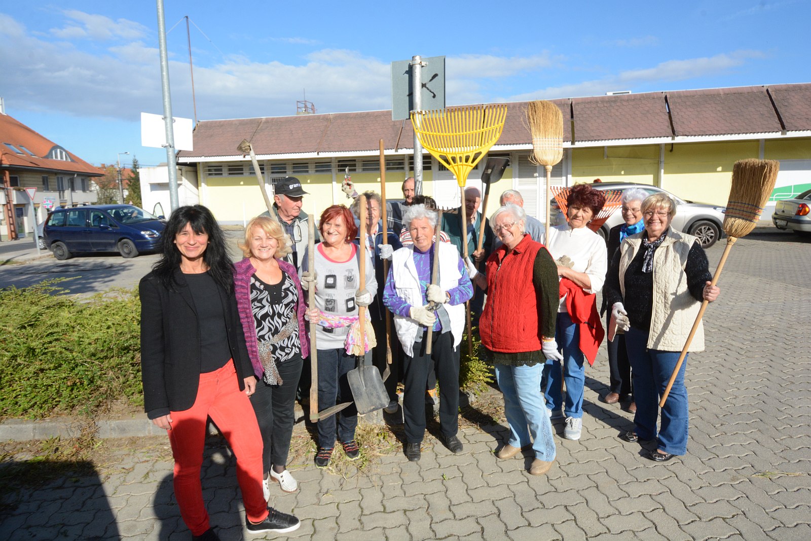 Nyugdíjasok tették rendbe idén ősszel is a Nyitra ABC környékét