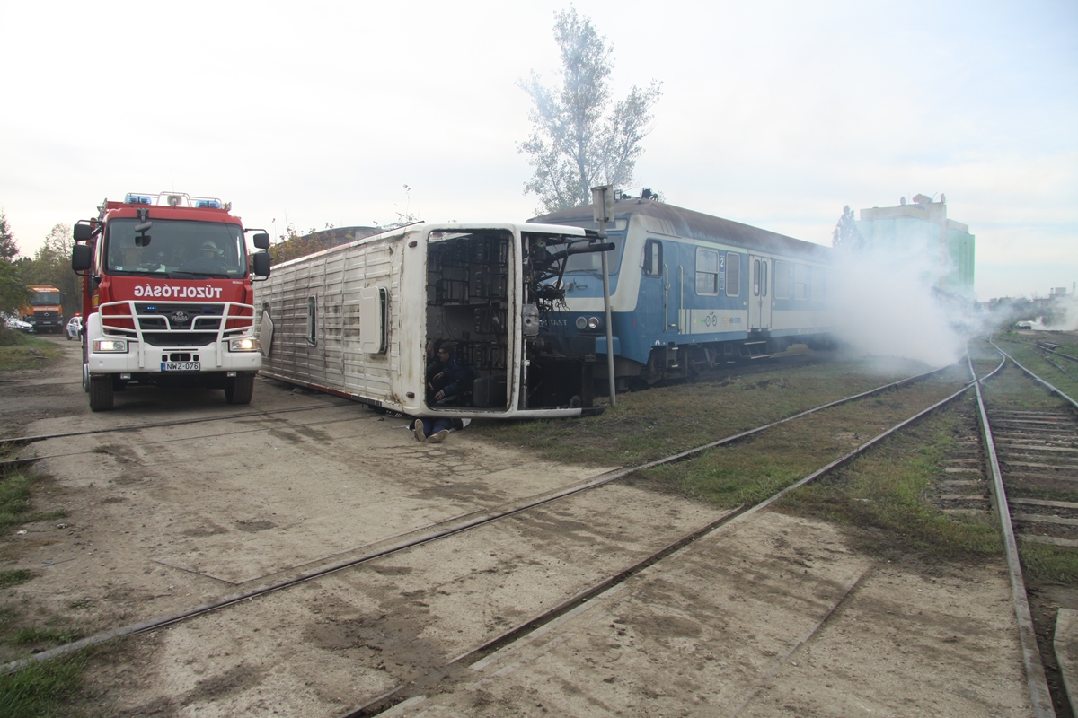 Gyakorlat - kigyulladt vonatból és felborult autóbuszból mentették az utasokat