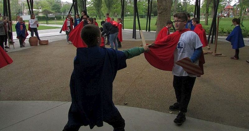 A középkori élet mindennapjait láthatják a gyerekek a Koronás Parkban