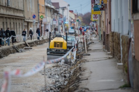 Jövő héten aszfaltoznak a Ligetsoron, végső kopóréteget kap a Távírda utca a Fal közig