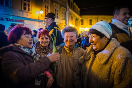 Virágcsokor a Katalinoknak – több százan gyűltek össze Kati néni szobránál