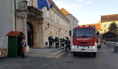 Robbanás miatt szakadt félbe a pénteki közgyűlés a Városházán
