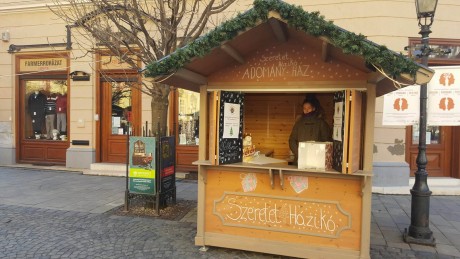 Szeretetházikó a Városház téren - rászorulóknak gyűjtenek