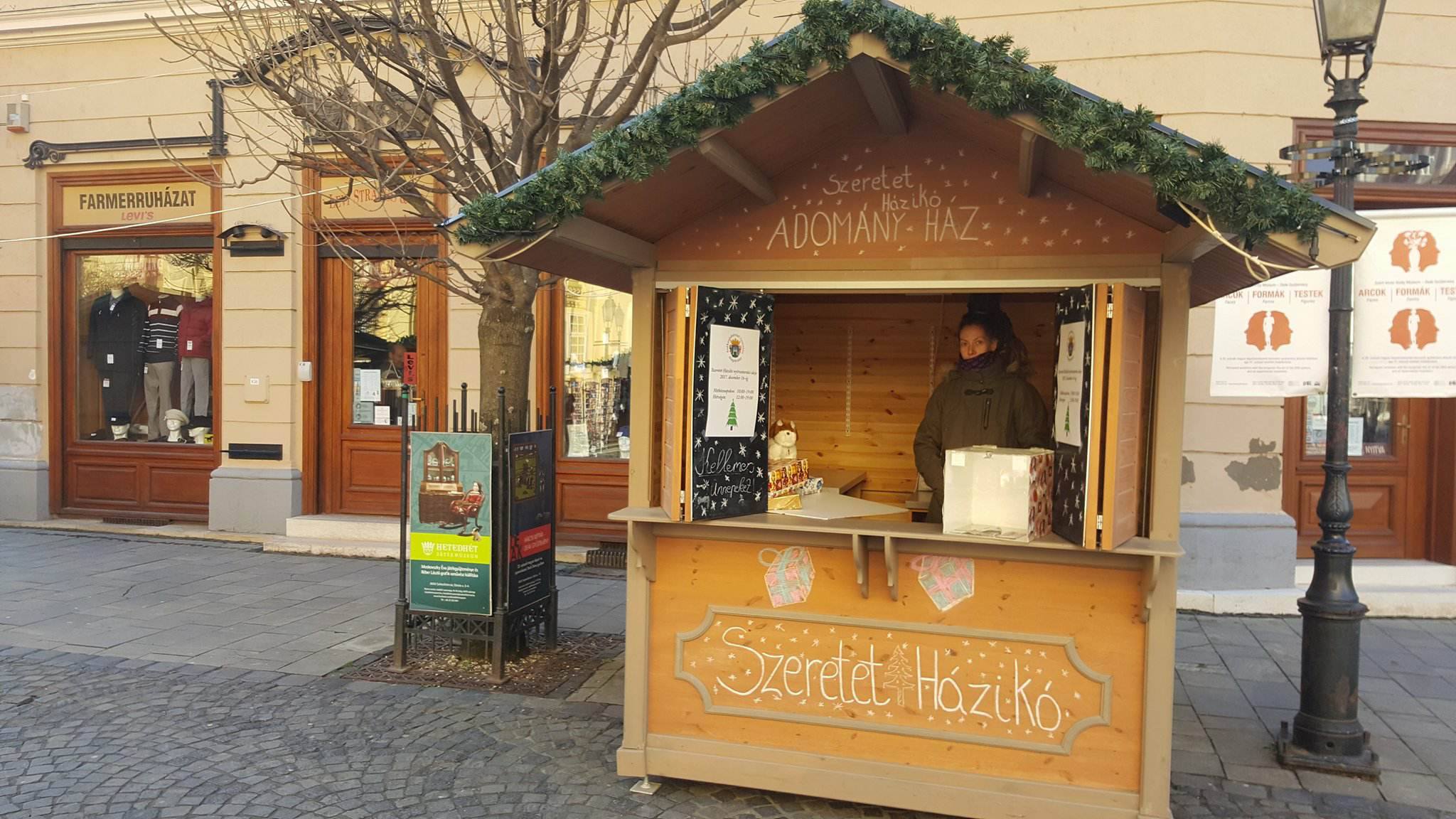 Szeretetházikó a Városház téren - rászorulóknak gyűjtenek