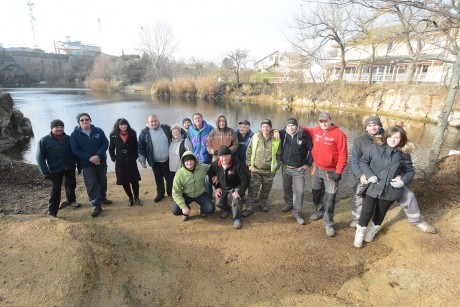 Összefogás - A Bánya-tó barátai tették rendbe szombaton a tópartot