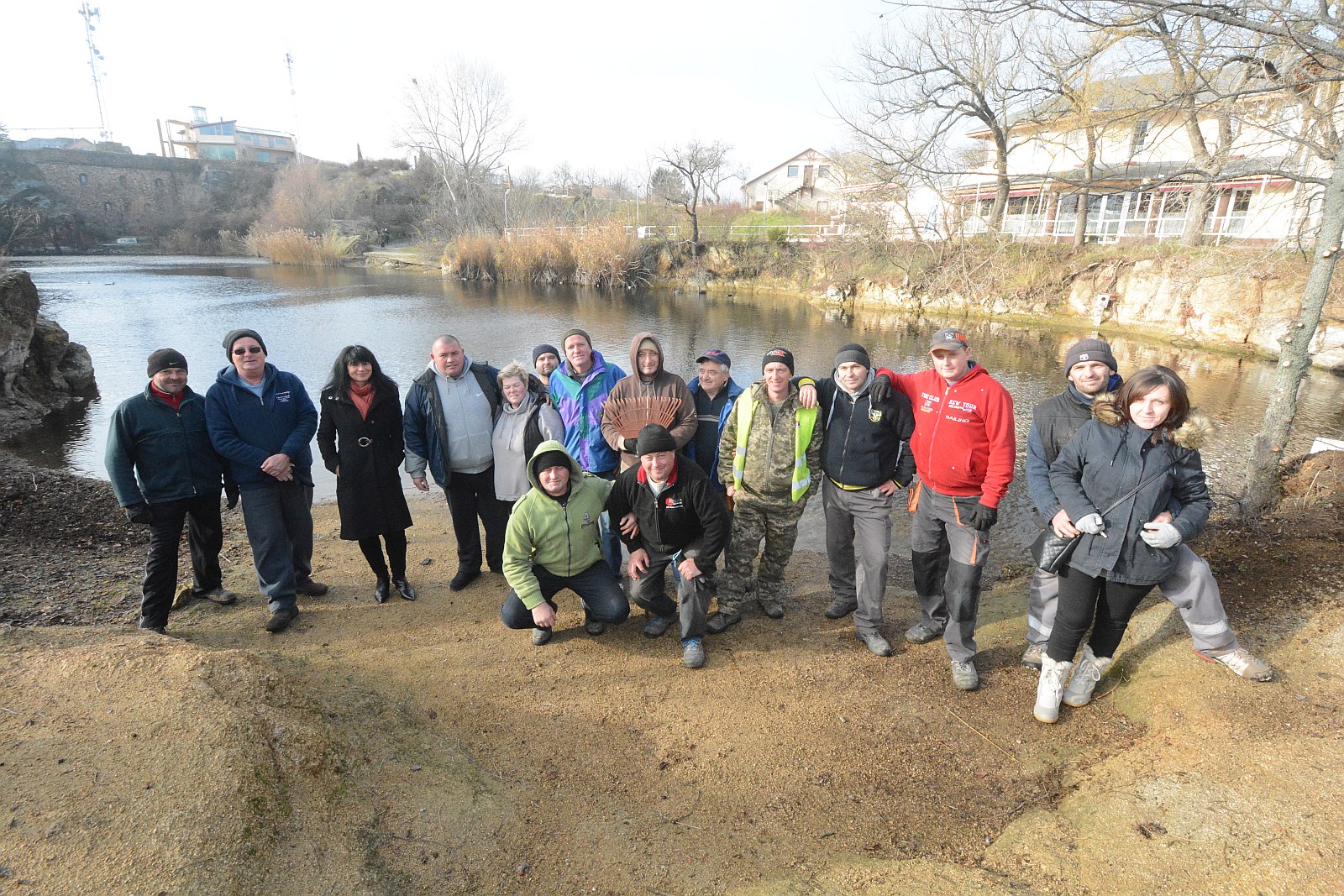 Összefogás - A Bánya-tó barátai tették rendbe szombaton a tópartot