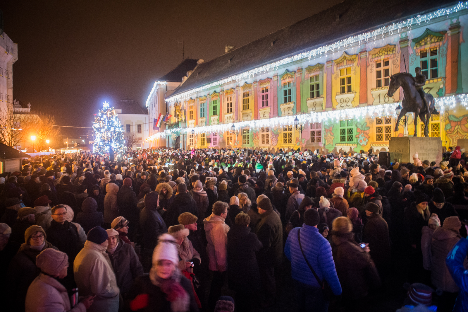 Felgyúltak advent fényei – ünnepi díszbe öltözött a Belváros