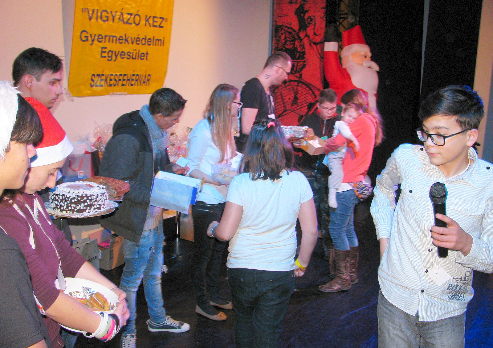 Kétszázötven gyerek várta a Mikulást a Vigyázó Kéz Egyesülettel