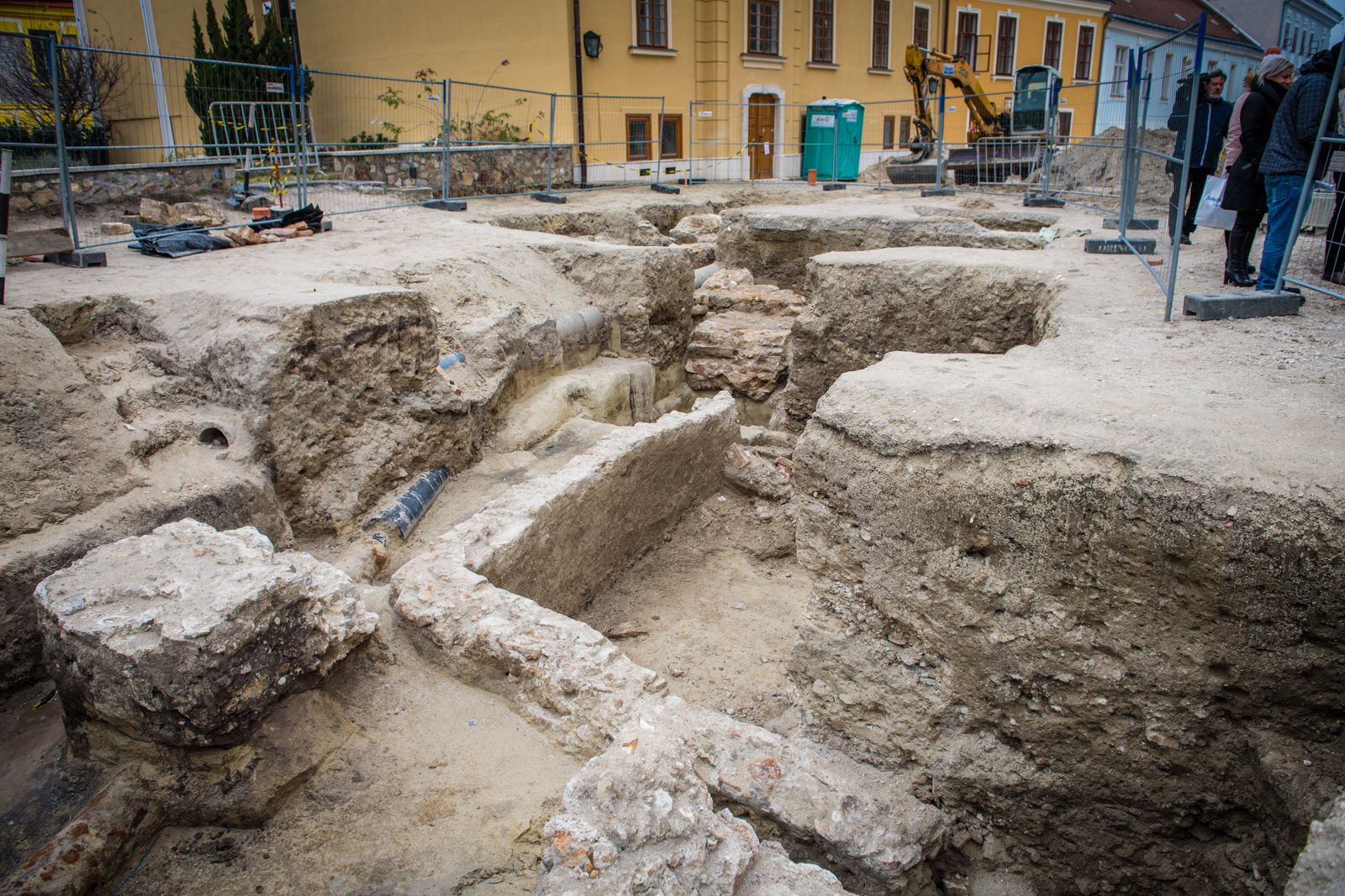 Az egykori négykaréjos templom maradványait kutatják a Bazilika előtt