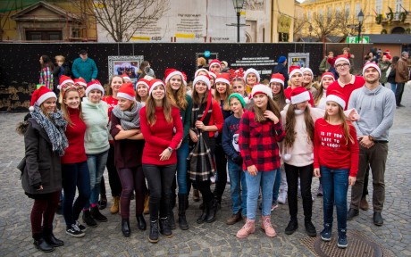 Diákmikulások a Városház téren - így népszerűsítették az adventi programokat