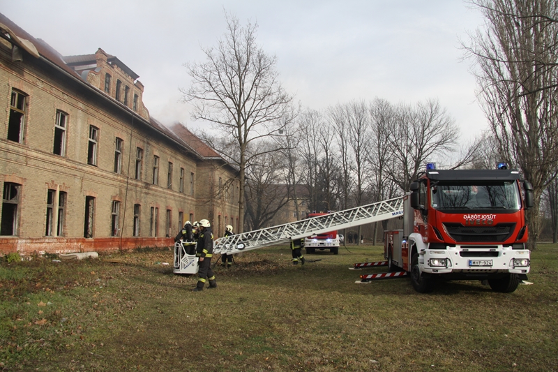 Lángolt a régi laktanya tetőszerkezete a Budai úton