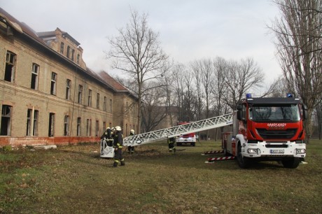 Lángolt a régi laktanya tetőszerkezete a Budai úton