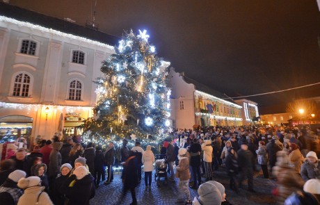 Gyertyagyújtás, koncert, gyermekprogram advent második hétvégéjén