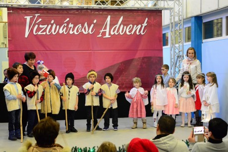 A remény gyertyája gyulladt fel a Vízivárosi Adventen