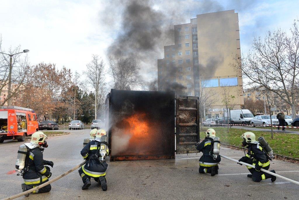Látványos karácsonyi tűzmegelőzési bemutató lesz szerdán Székesfehérváron