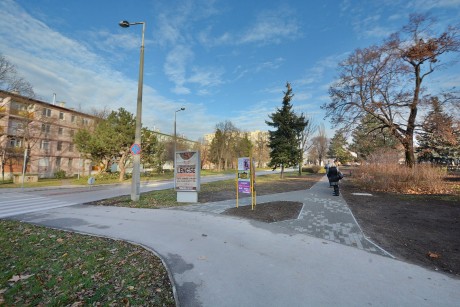 Elkészült az új járda a Lövölde úton a katonai temető mellett