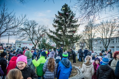 Luca-napi műsor, gyertyagyújtás és karácsonyfa-állítás Palotavárosban