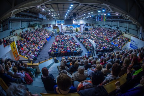 Bangó Margit és a Bakony Népzenei Együttes a nyugdíjas karácsonyon