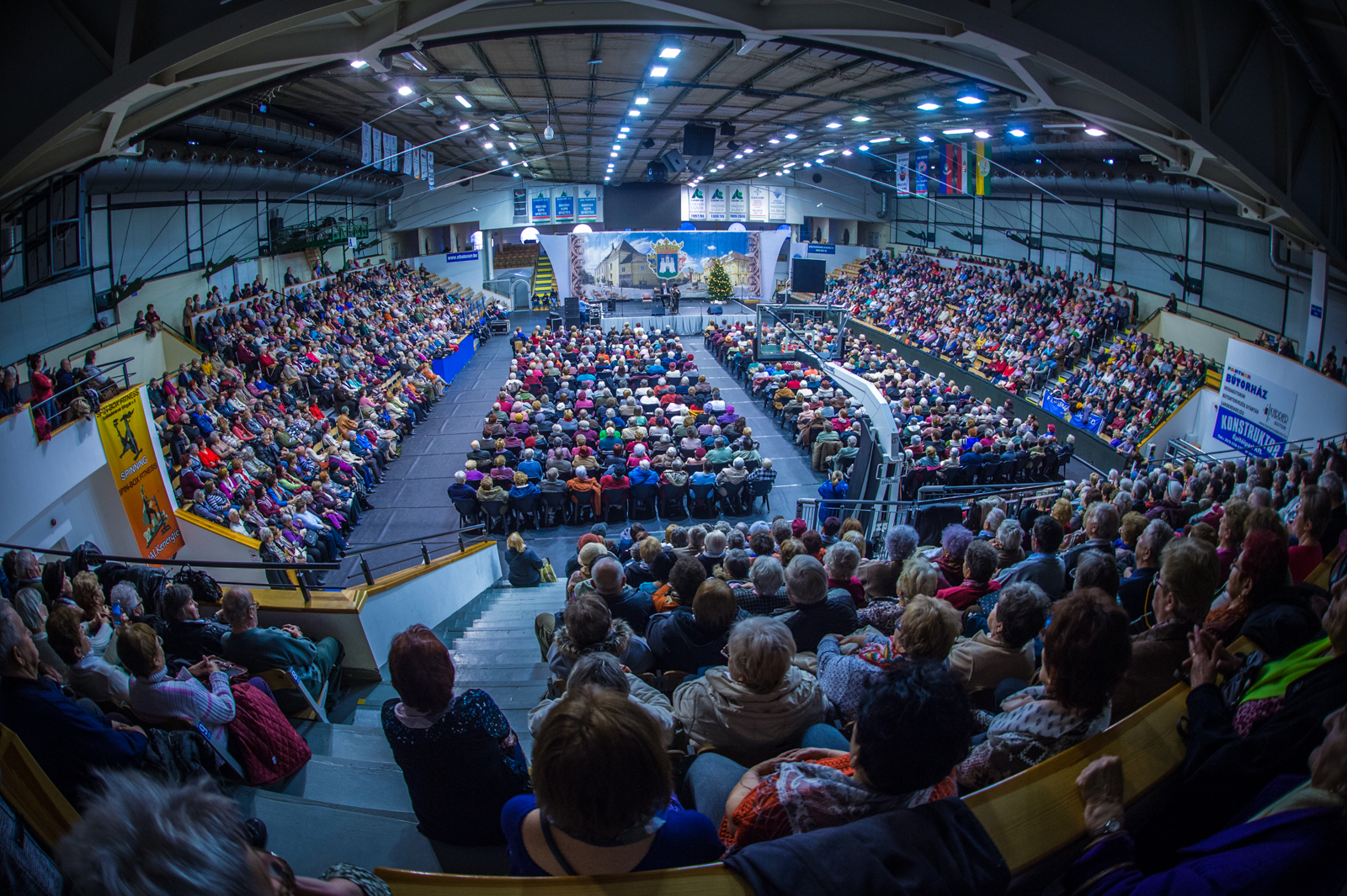 Bangó Margit és a Bakony Népzenei Együttes a nyugdíjas karácsonyon