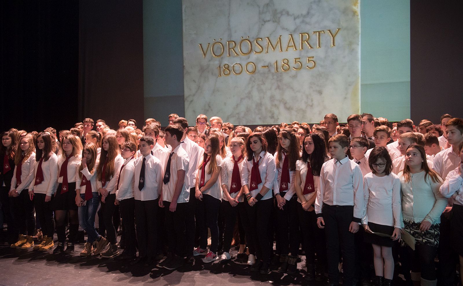 Rendületlenül – 300 fehérvári diák szavalja el a Szózatot a Vörösmarty Színházban