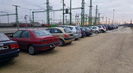 Szerdától ingyenesen használható a 130 férőhelyes parkoló a Vasútállomás mellett