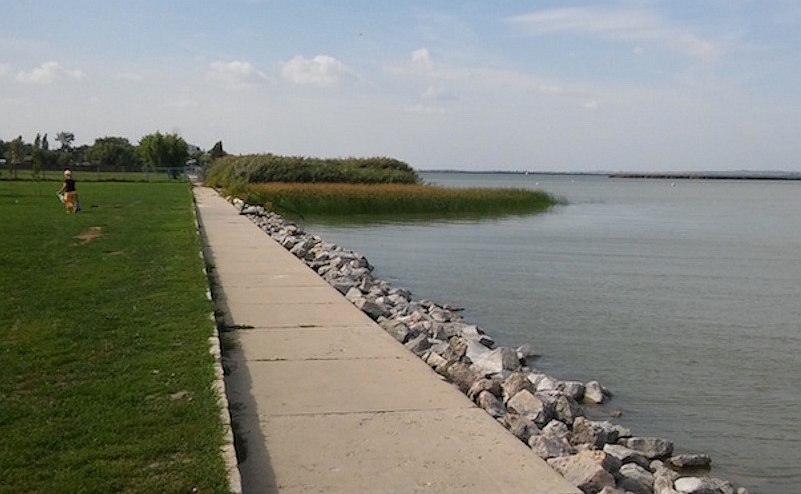 Kezdődik a Velencei-tó partfalának komplex felújítása