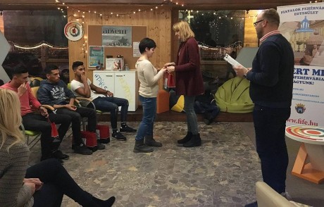 Székesfehérvári Angyalbörze - lakásotthonokban élő fiatalokat ajándékoztak meg