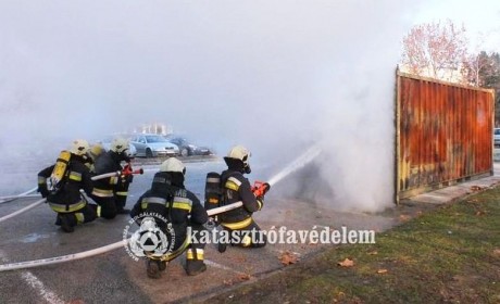 Karácsonyfa égett és bútorok lángoltak a Skála parkolóban