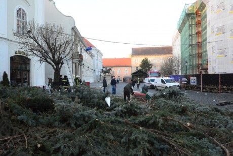 A város karácsonyfáját is kidöntötte a viharos szél